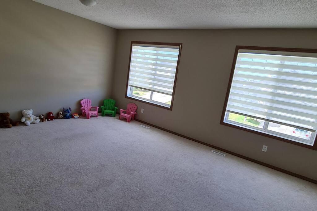 Spacious Comfortable Air-Conditioned. Near Airport! Calgary Exterior photo