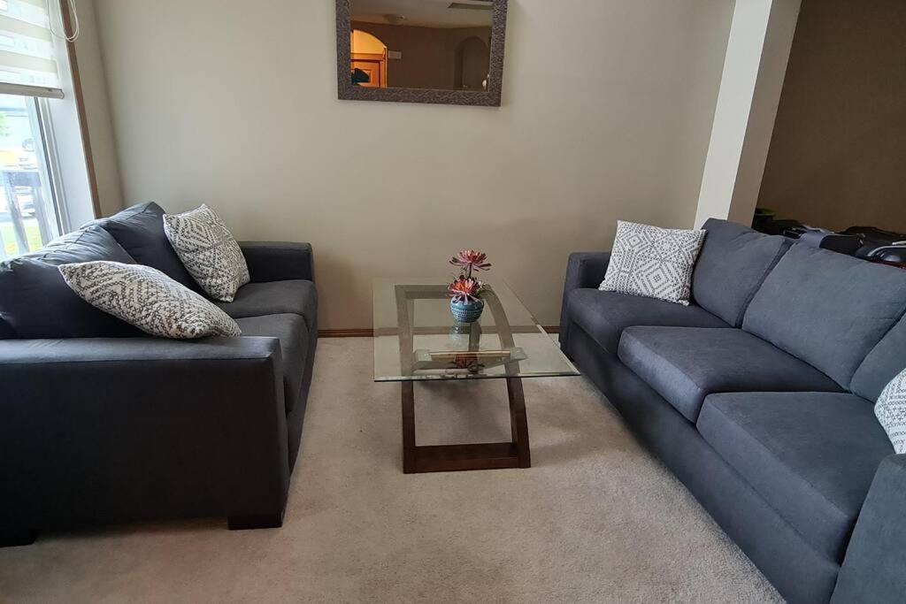 Spacious Comfortable Air-Conditioned. Near Airport! Calgary Exterior photo