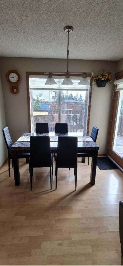 Spacious Comfortable Air-Conditioned. Near Airport! Calgary Exterior photo